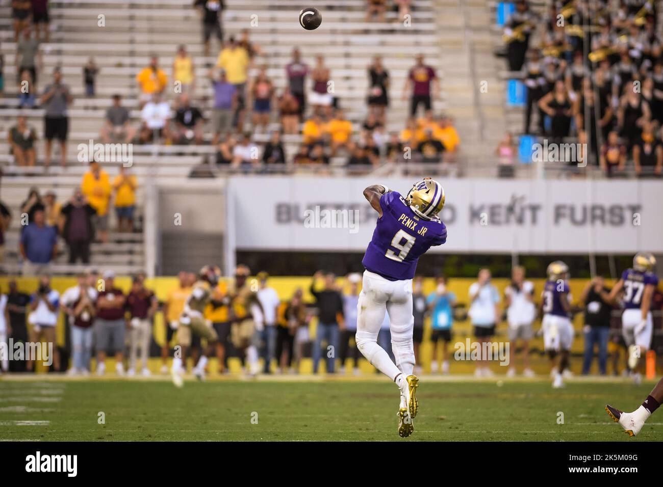 El mariscal de campo de Washington Huskies Michael Penix Jr. (9) lanza