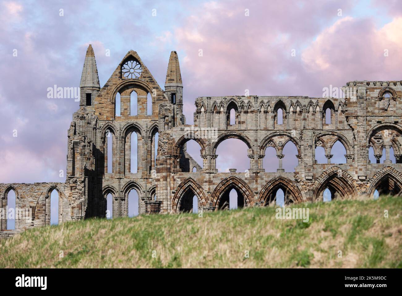Whitby, Yorkshire, reino unido, 23, marzo de 2014 Abadía icónica de Whitby en North Yorkshire Side a la vista Foto de stock