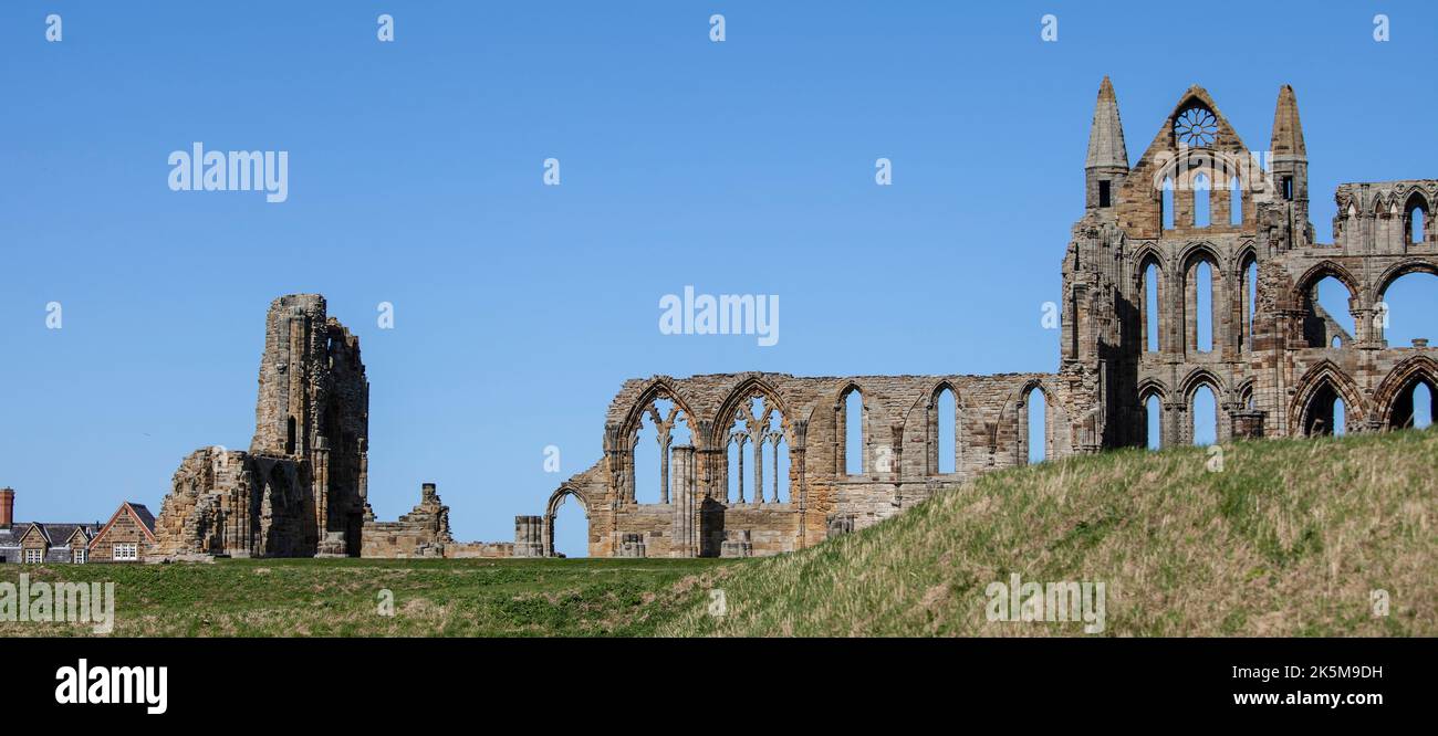 Whitby, Yorkshire, reino unido, 23, marzo de 2014 Abadía icónica de Whitby en North Yorkshire Side a la vista Foto de stock