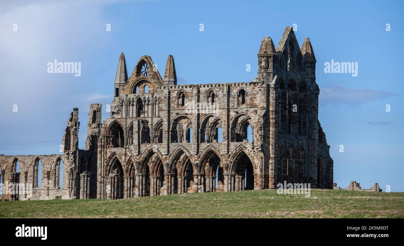 Whitby, Yorkshire, reino unido, 23, marzo de 2014 Abadía icónica de Whitby en North Yorkshire Side a la vista Foto de stock