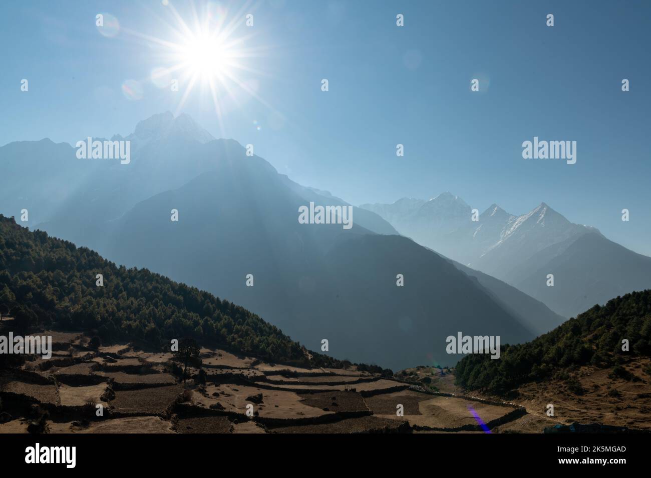 Nueva foto de contraste, altas montañas a la sombra del sol, Nepal. Foto de stock