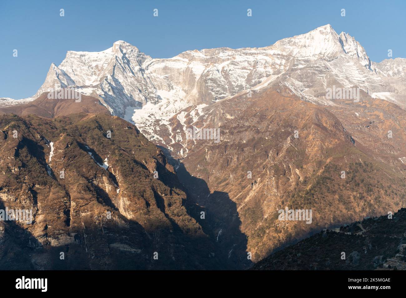 Foto perfecta desde arriba, altas montañas con nieve, Nepal. Foto de stock