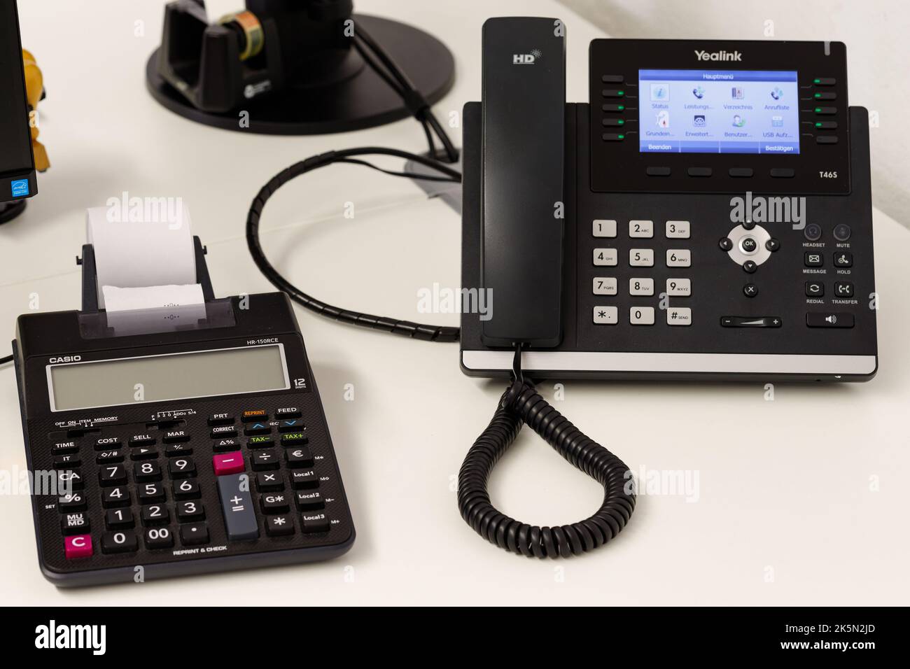 Treuchtlingen, Alemania, 09 Oktober 2022: Escena de oficina con el teléfono  Yealink T46S es un teléfono IP de negocios que ahora se utiliza ampliamente  en el mundo y un casio Fotografía de