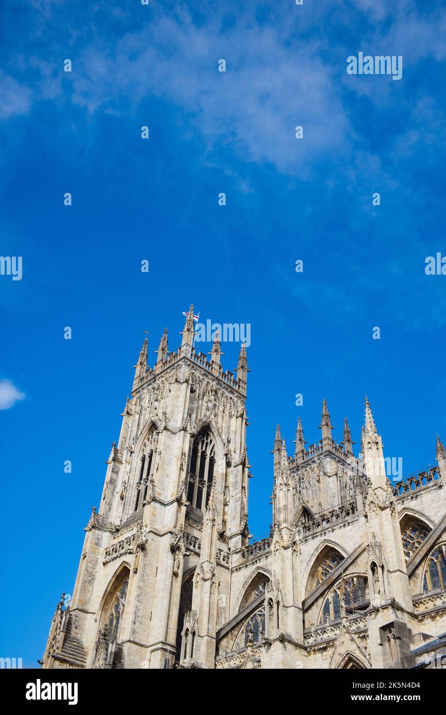 Mirando hacia arriba las dos torres de la catedral de York Foto de stock