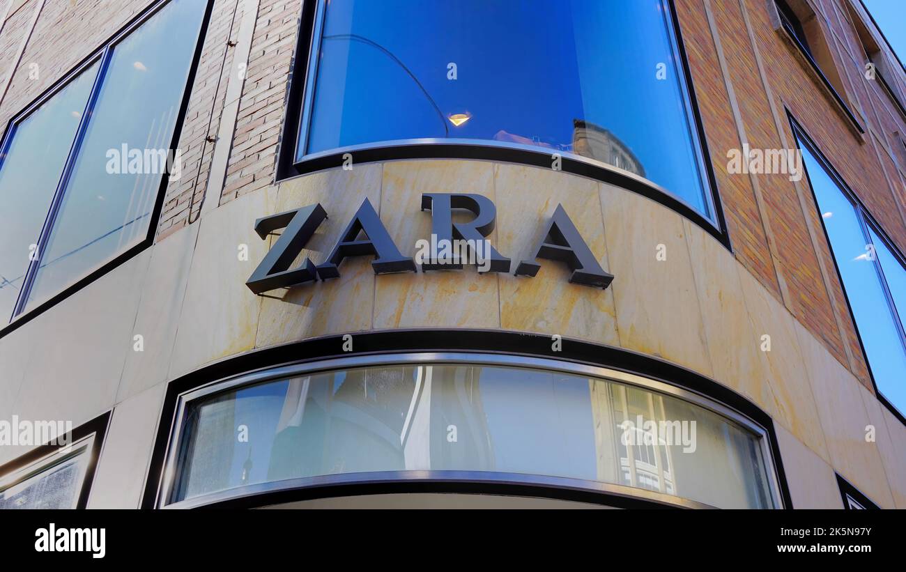 Vista exterior de una tienda de la cadena Zara en Flinger Strasse en el casco antiguo de Düsseldorf/Alemania. Foto de stock