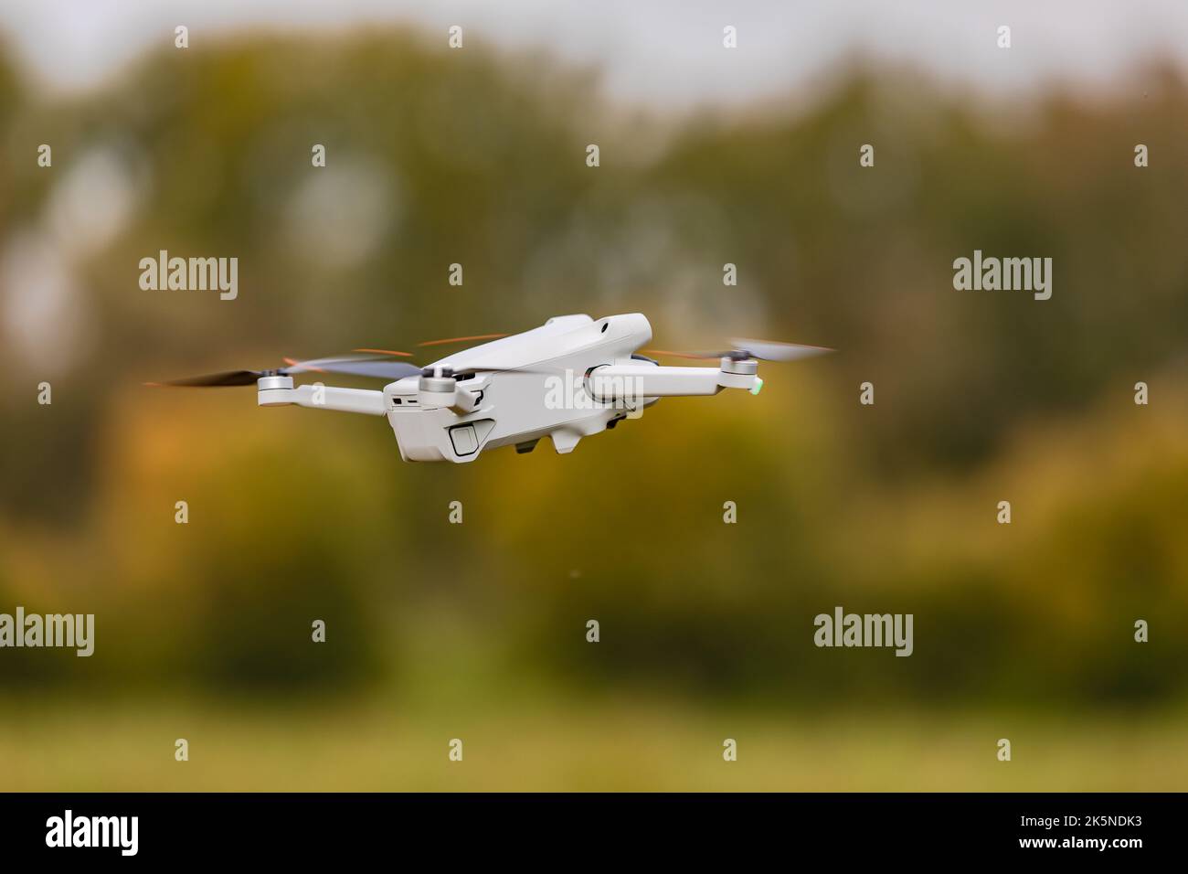 Una cámara voladora drone con rotores giratorios expuestos al aire libre como UAV Foto de stock