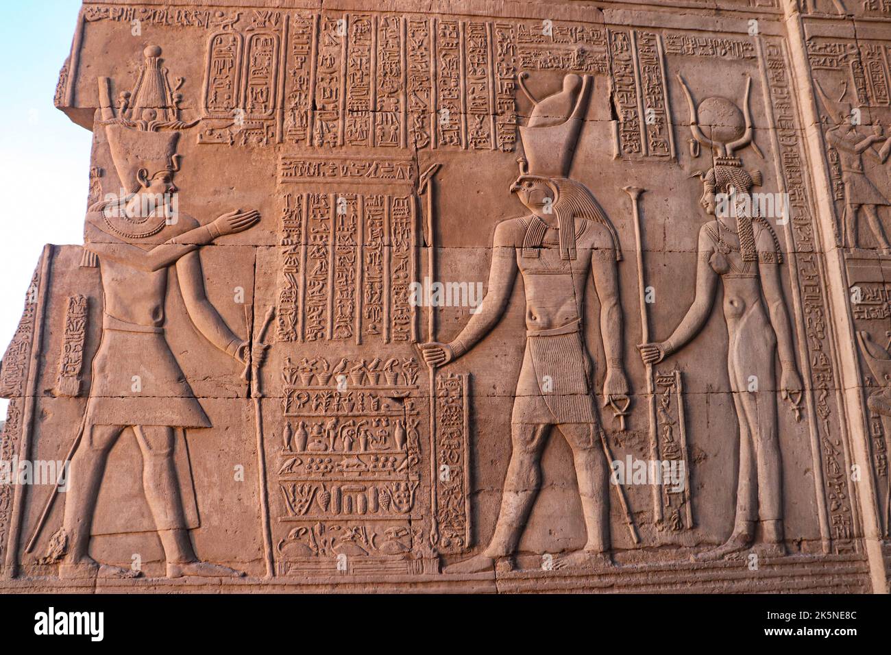 Figuras faraónicas y jeroglíficos tallados en las paredes del templo Kom Ombo Foto de stock