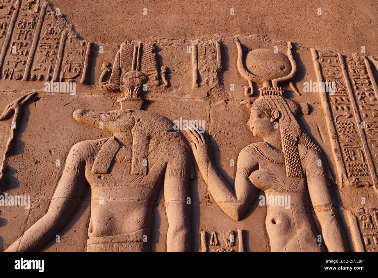 Figuras faraónicas y jeroglíficos tallados en las paredes del templo Kom Ombo Foto de stock