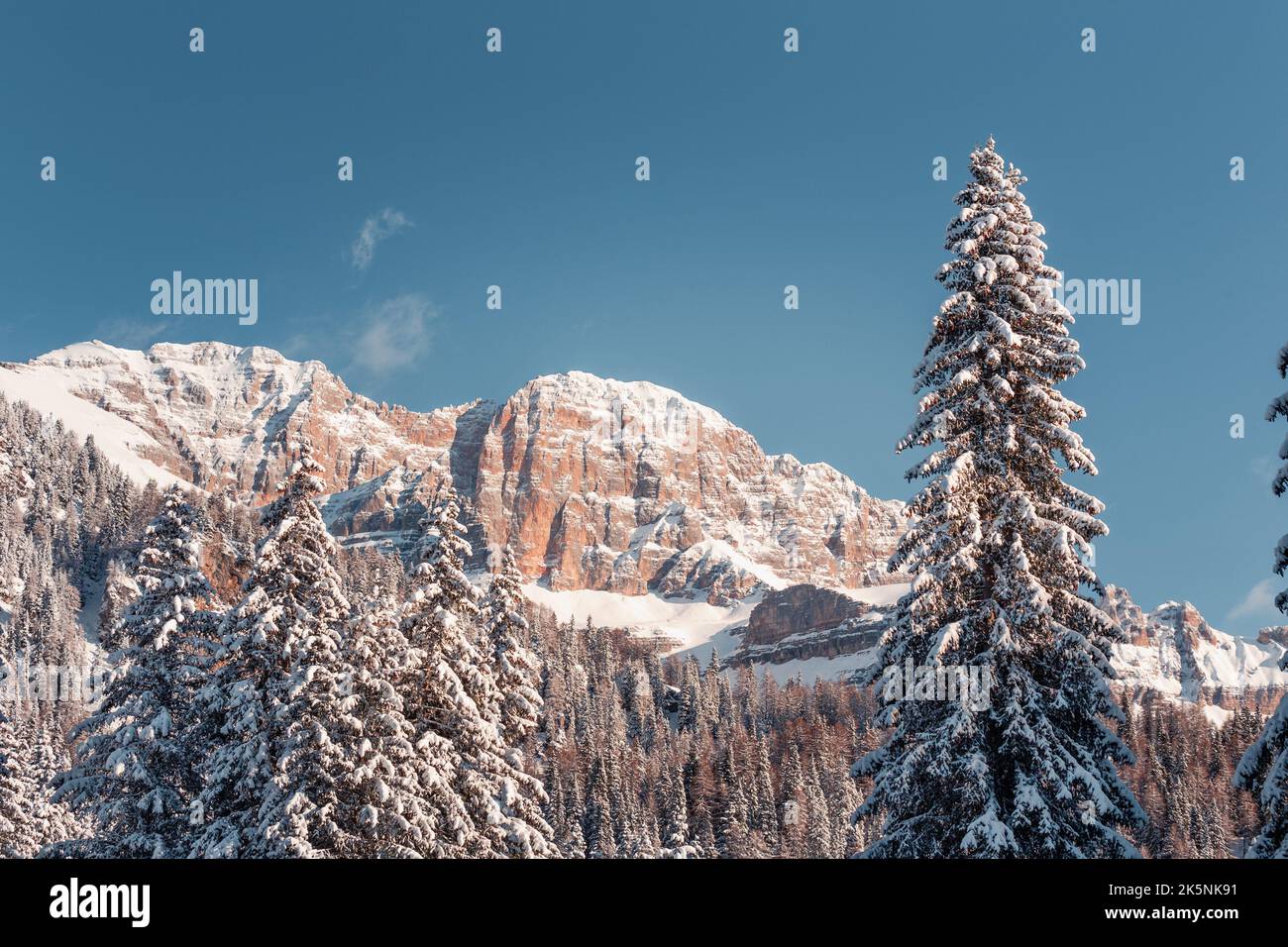 Paraíso invernal de los Dolomitas Foto de stock