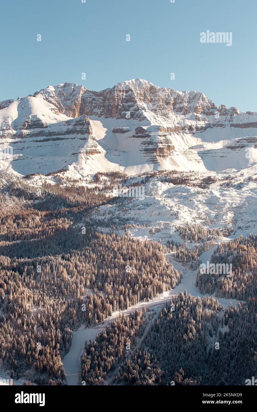 Paraíso invernal de los Dolomitas Foto de stock