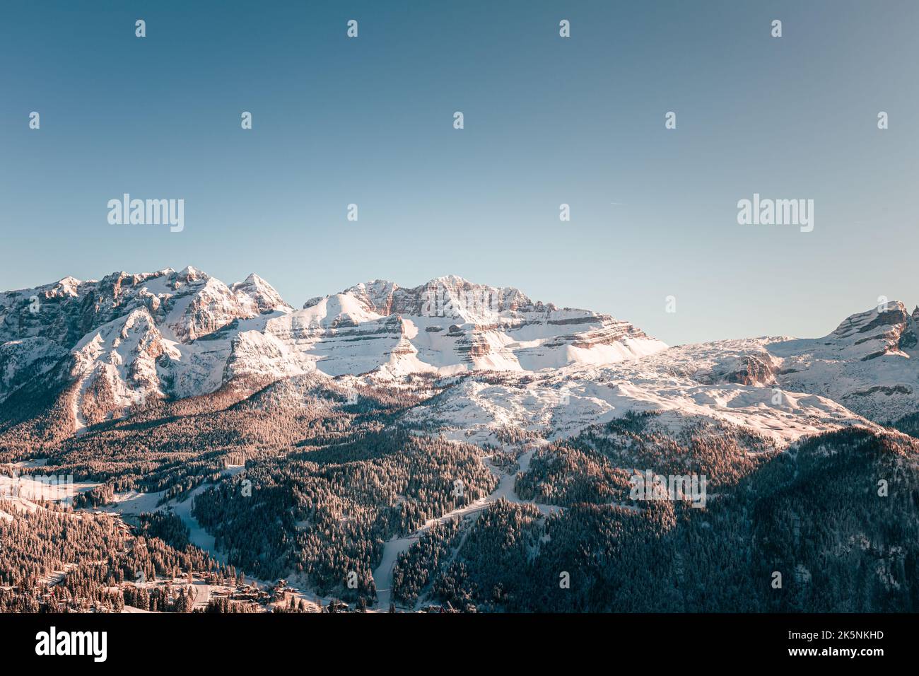 Paraíso invernal de los Dolomitas Foto de stock