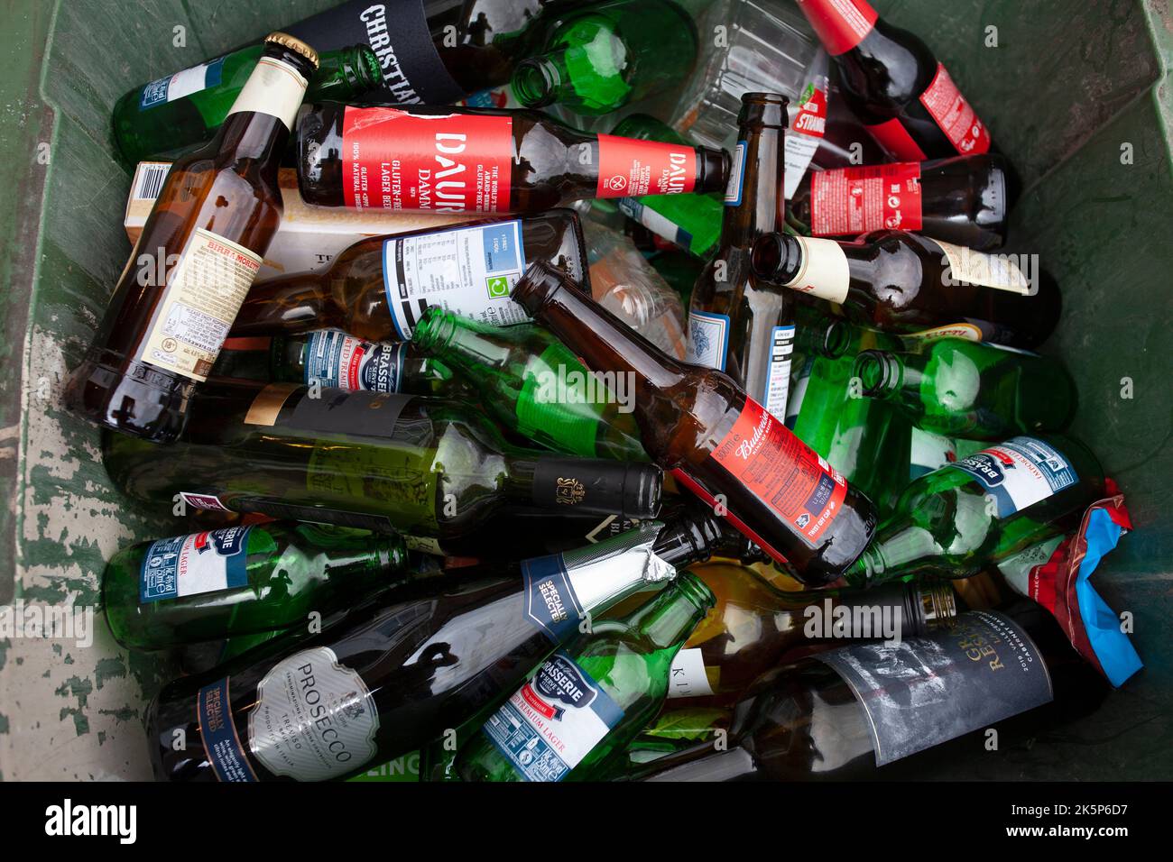 Papelera de reciclaje llena de botellas de alcohol vacías Fotografía de
