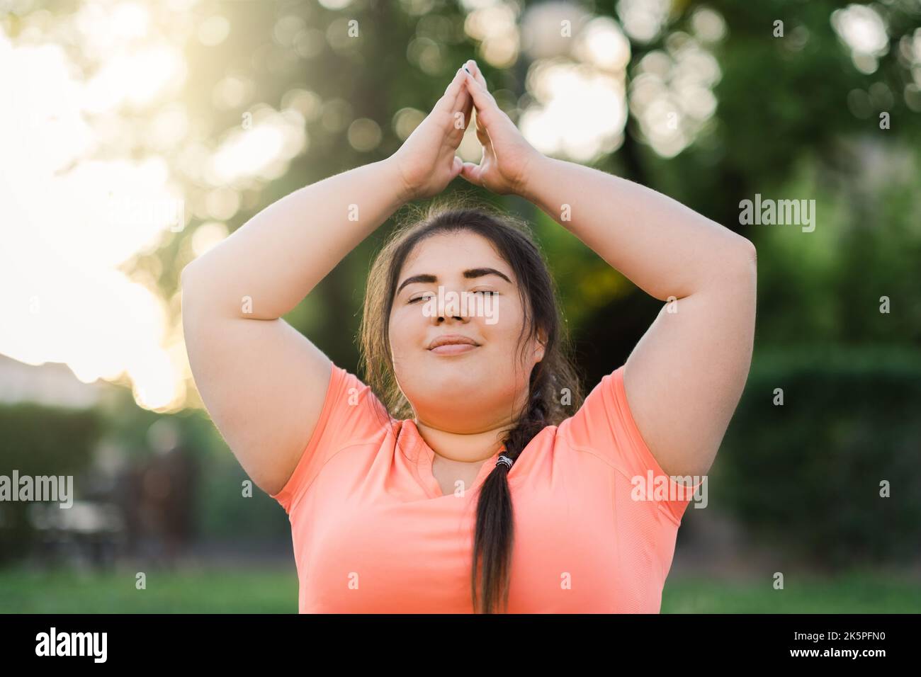 meditación armonía cuerpo positivo mujer con sobrepeso Foto de stock