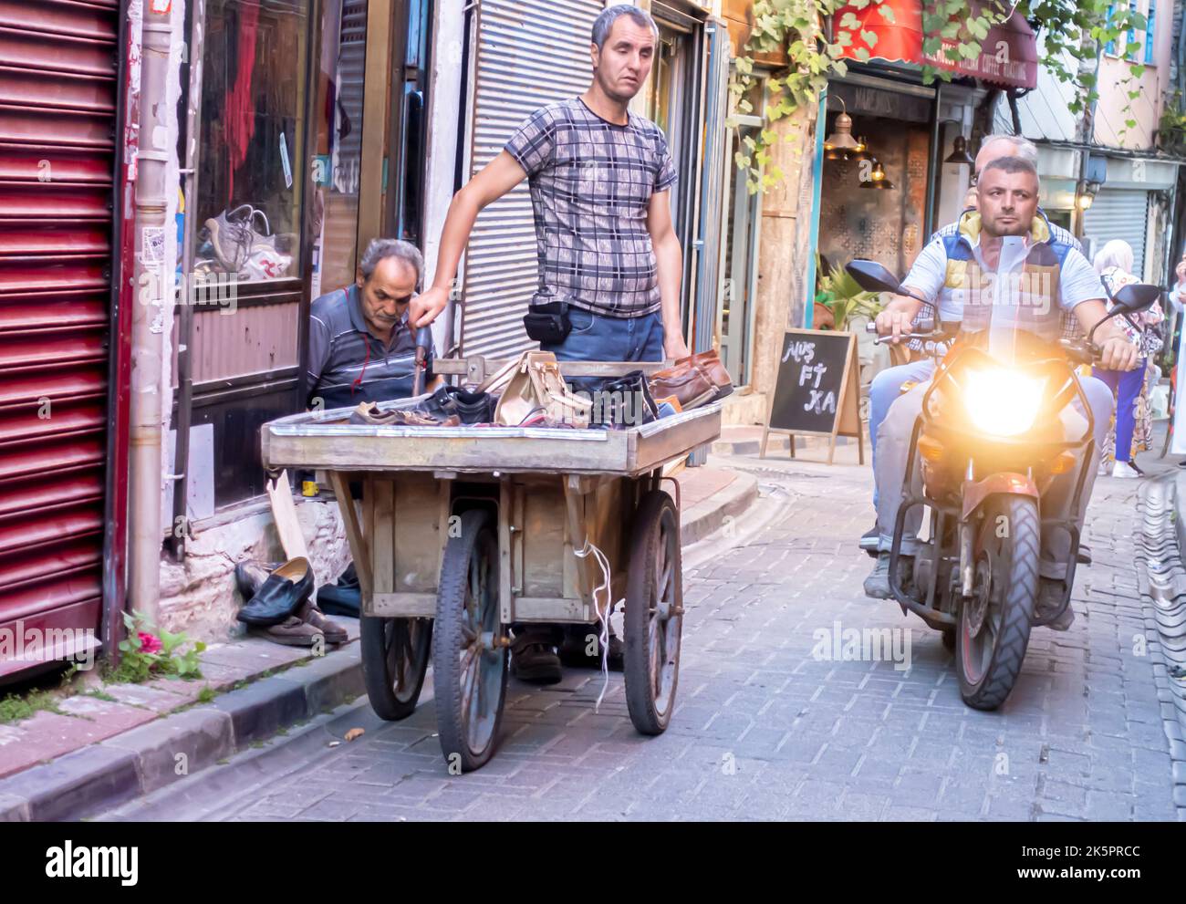 Vendedor callejero Balat. Un vendedor de zapatos con sus mercancías en el carro rodante, Balat, Fener, Estambul, Turquía Foto de stock
