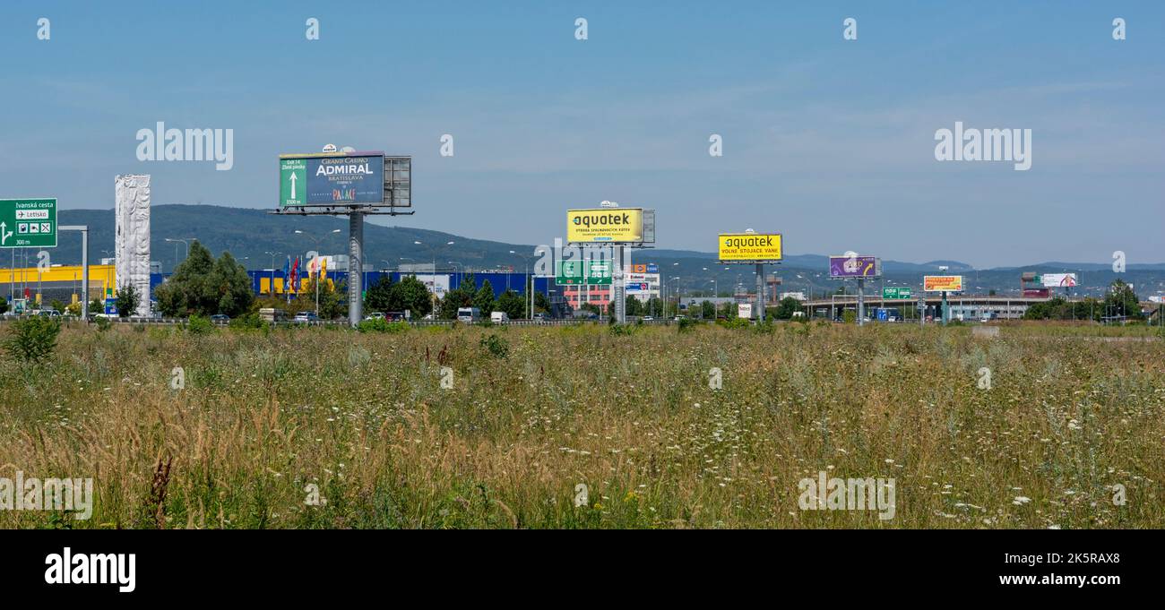 Bratislava, Eslovaquia - 4 de agosto de 2022: La contaminación visual espacial. Publicidad al aire libre excesiva y vallas publicitarias que bordean la carretera en Bratisla Foto de stock