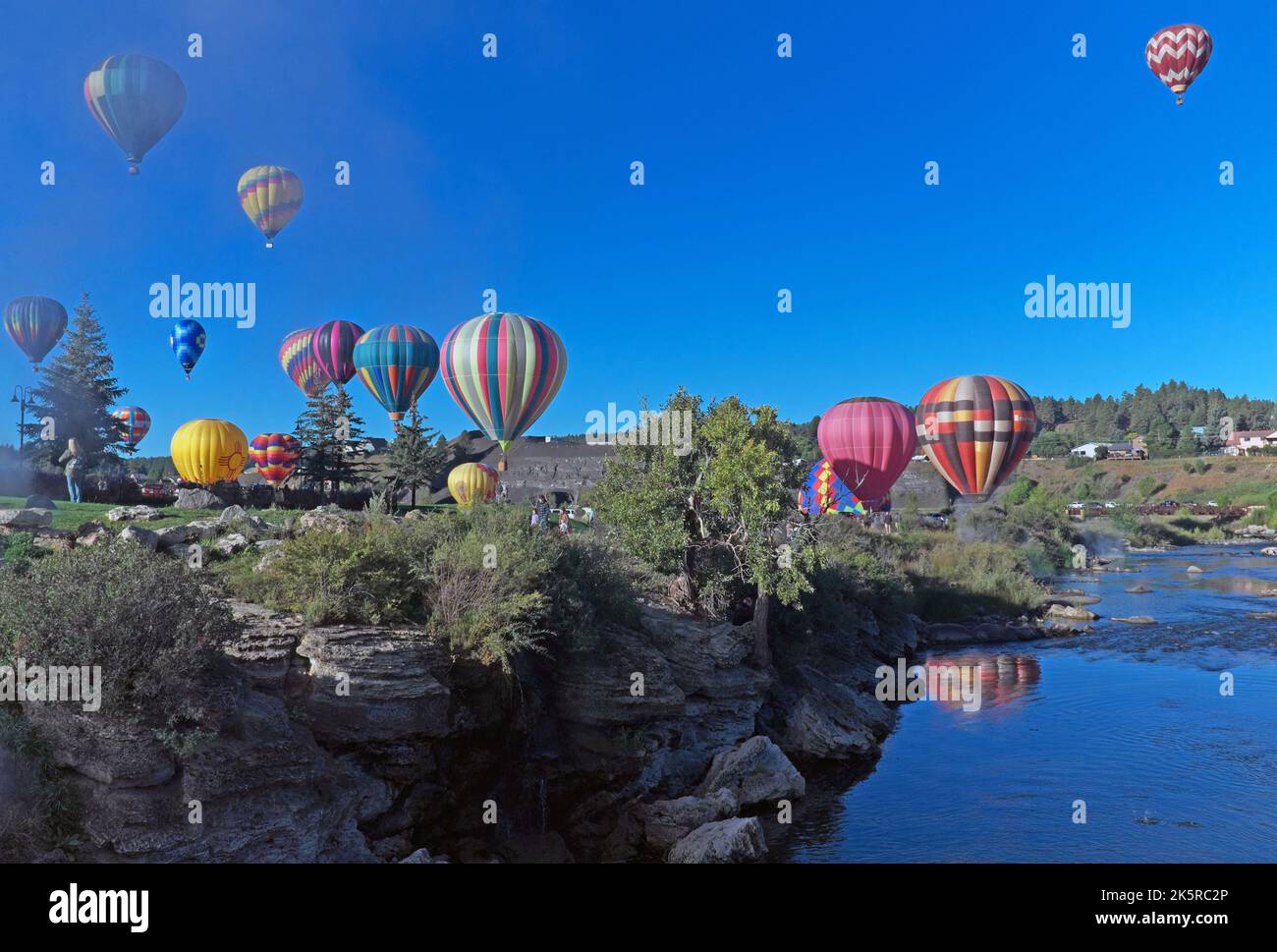 El Colorfest Balloon Rally anual el 17 de septiembre de 2022, en Pagosa Springs llena los cielos con globos de aire caliente reflejados en el río San Juan. Foto de stock