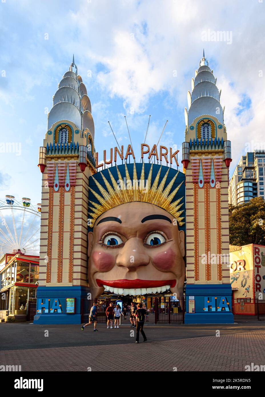 La puerta de entrada al parque de atracciones Luna Park en Sydney Foto de stock