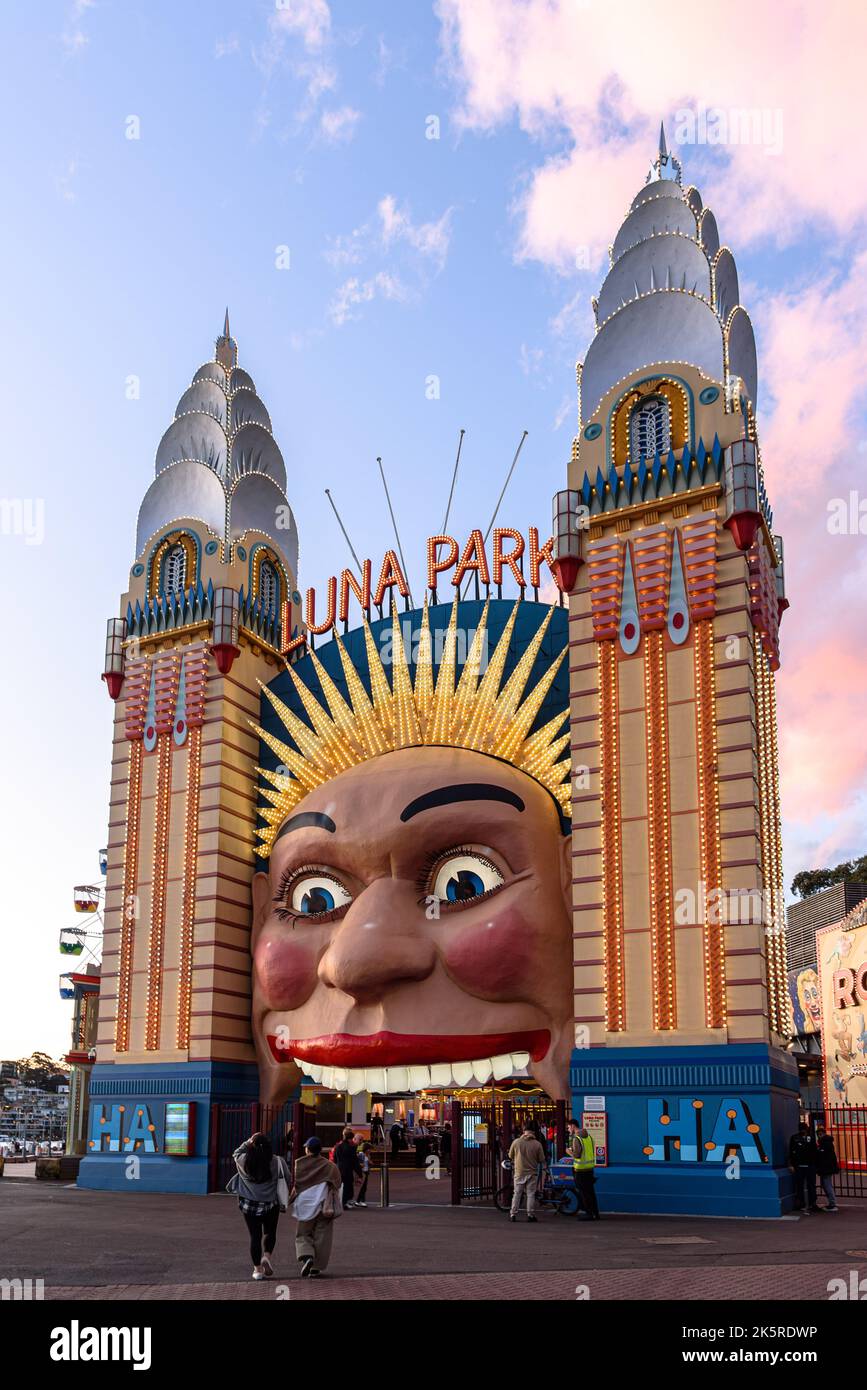 La puerta de entrada al parque de atracciones Luna Park en Sydney a la hora dorada Foto de stock