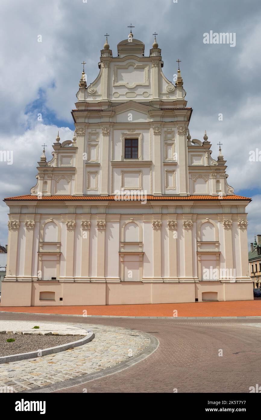 Fachada de una famosa iglesia en la histórica ciudad de Zamosc, Polonia Foto de stock