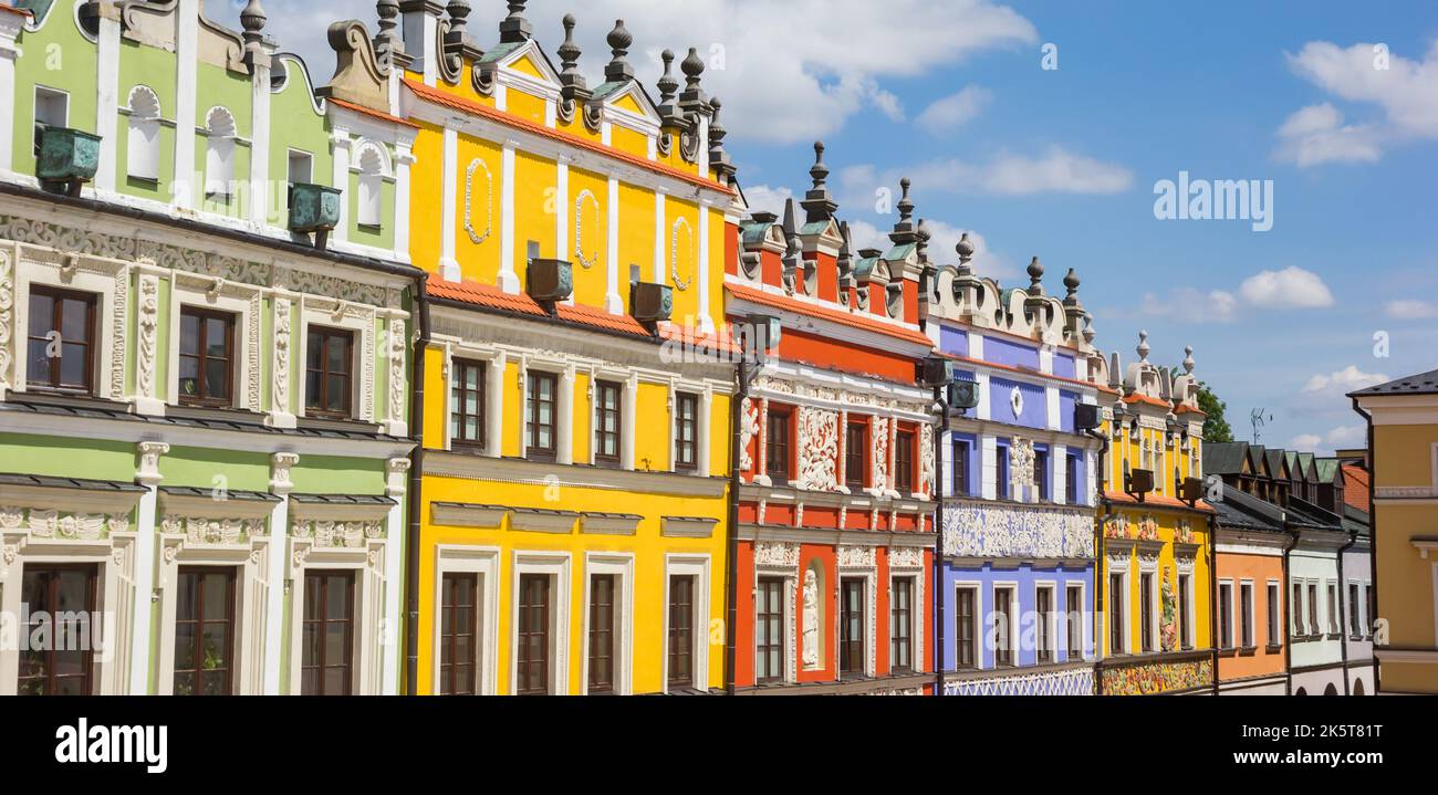 Panorama de las coloridas casas de la plaza del mercado en Zamosc, Polonia Foto de stock