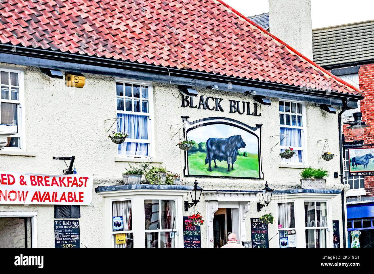 Thirsk (Yorkshire, GB): Pub Black Bull en el Market Place Foto de stock