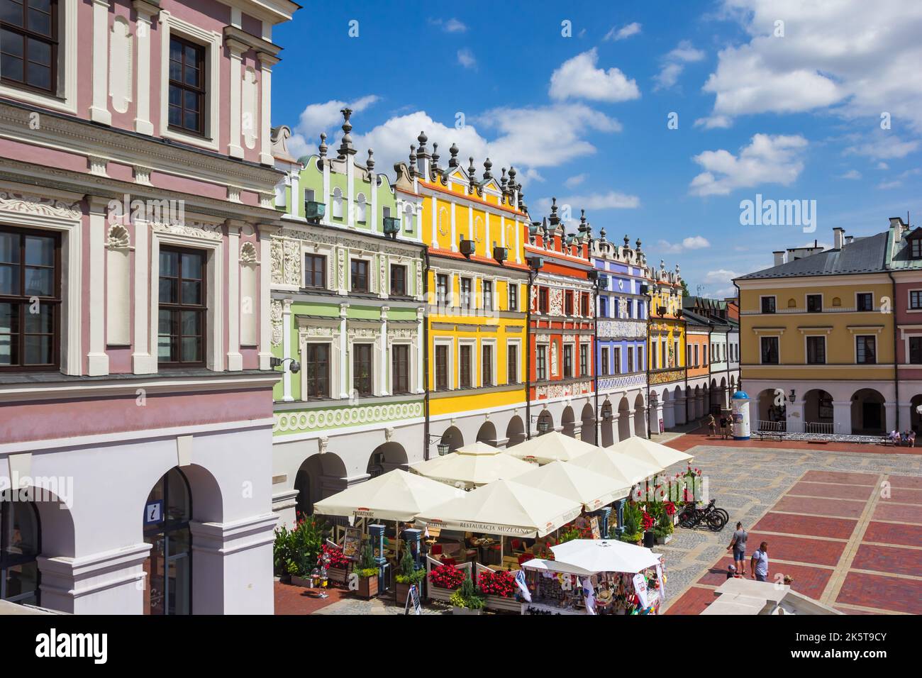Plaza del mercado con casas históricas en el colorido Zamosc, Polonia Foto de stock
