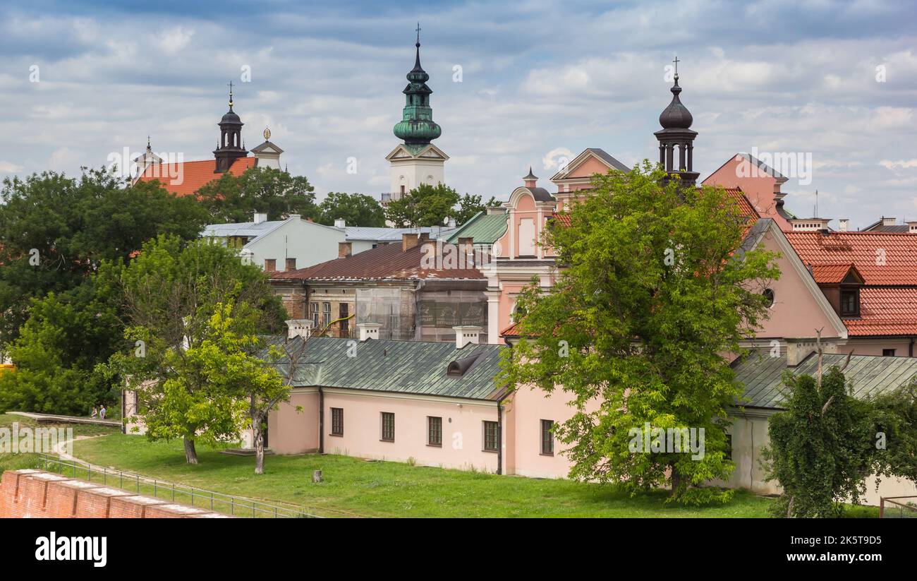 Torre de la iglesia en el horizonte de la ciudad histórica de Zamosc, Polonia Foto de stock