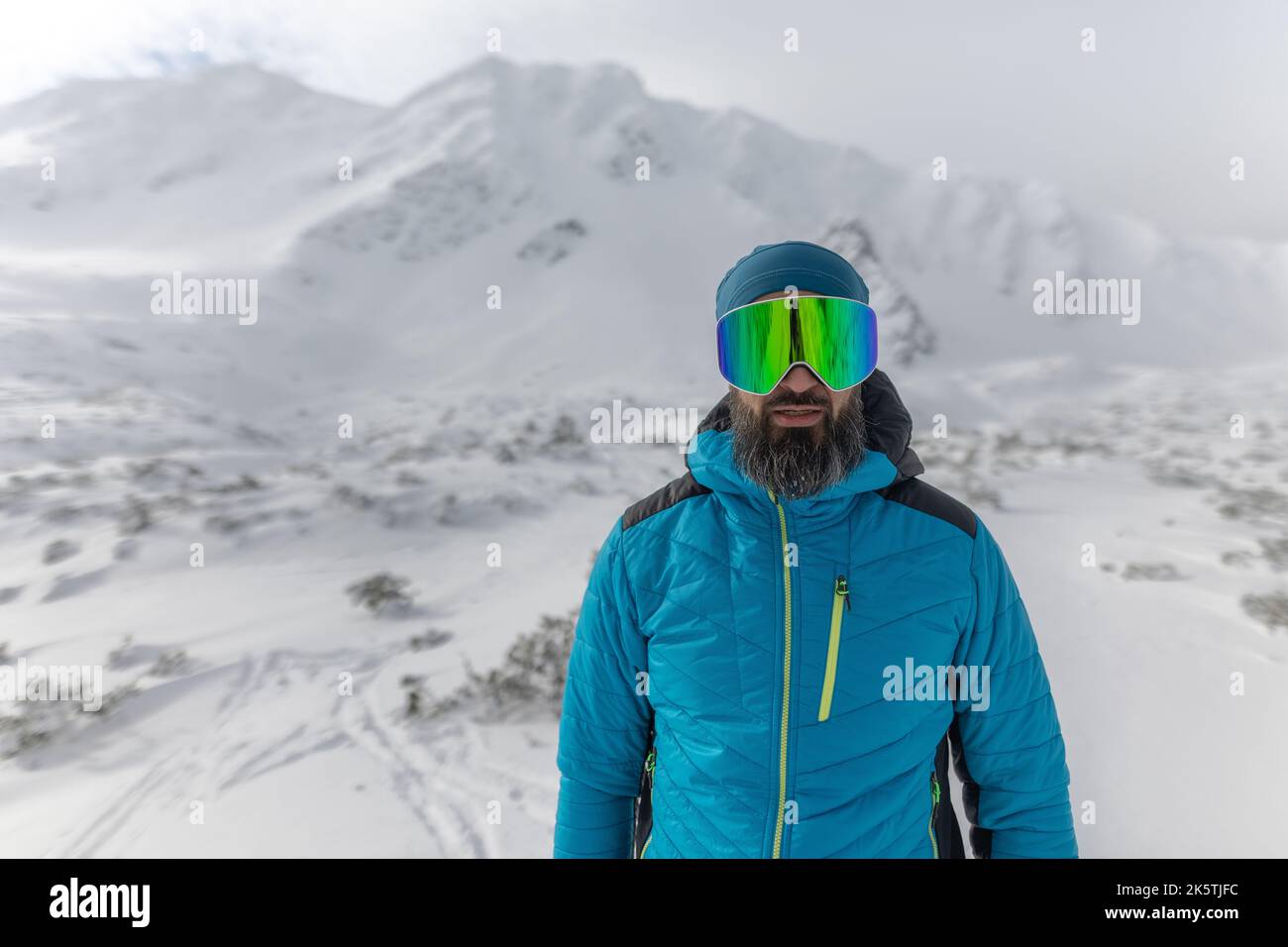 Fondo Gafas De Esquí Que Reflejan Montañas Nevadas Hombre Cielo Azul  Deportes De Invierno Foto E Imagen Para Descarga Gratuita - Pngtree