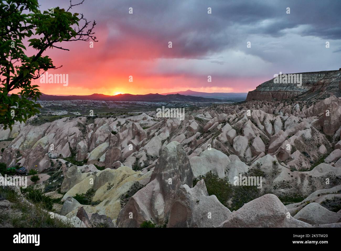 Puesta de sol sobre el Valle Rojo, Goreme, Capadocia, Anatolia, Turquía Foto de stock