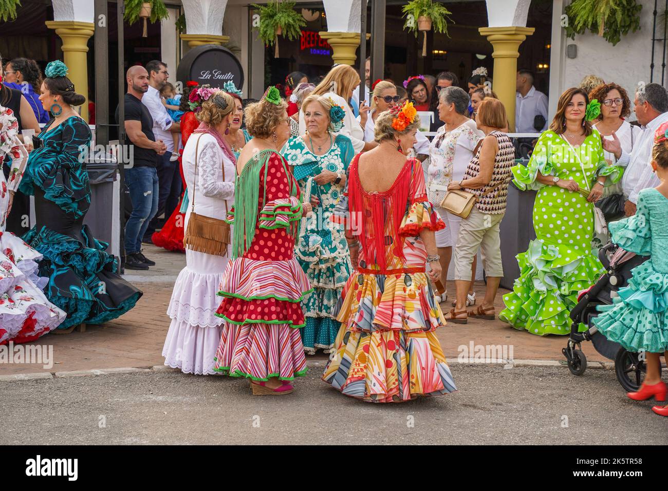 Mujeres con vestidos flamencos tradicionales durante la feria anual de  Fuengirola en el sur de España. Costa del Sol Fotografía de stock - Alamy