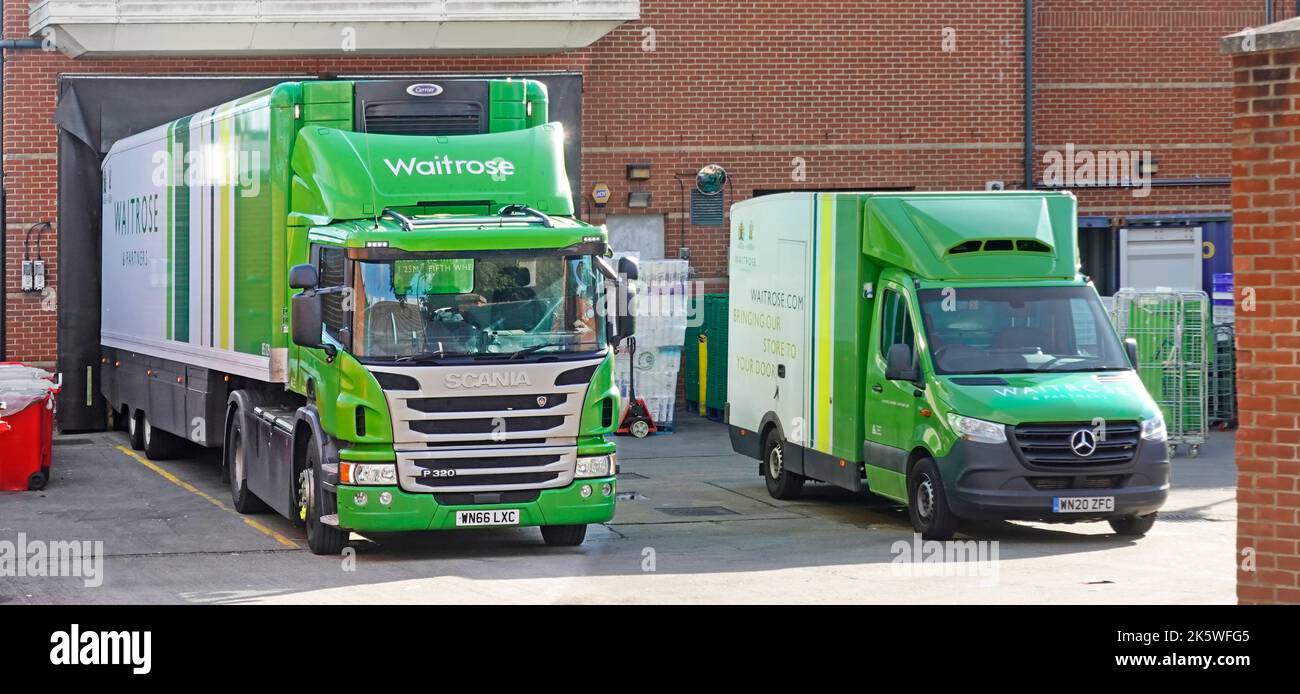 Pequeños y grandes vehículos comerciales Waitrose en el supermercado de carga de la bahía van en línea home ordenes & hgv camión cadena de suministro tienda entrega Essex Reino Unido Foto de stock