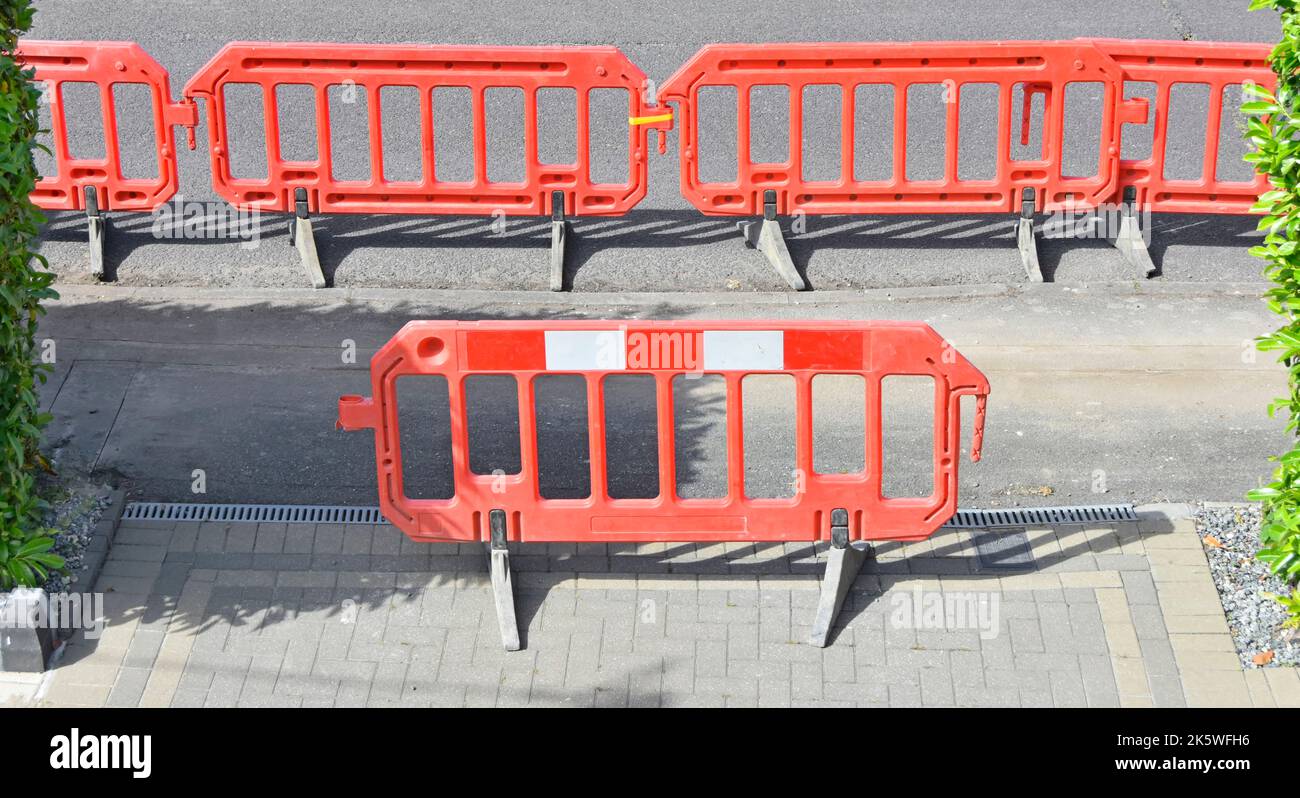 La entrada a la casa está cerrada para el proyecto de infraestructura de banda ancha de fibra óptica y obras de pavimento con barreras de seguridad de plástico entrelazadas Essex UK Foto de stock