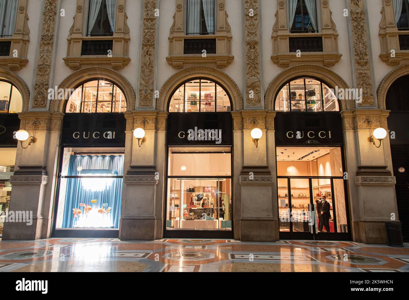 Gucci shop milan italy fotografías e imágenes de alta resolución - Alamy