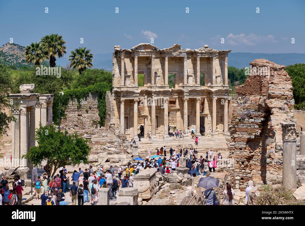 Turistas delante de la Biblioteca de Celsus, sitio arqueológico de Éfeso, Selcuk, Turquía Foto de stock