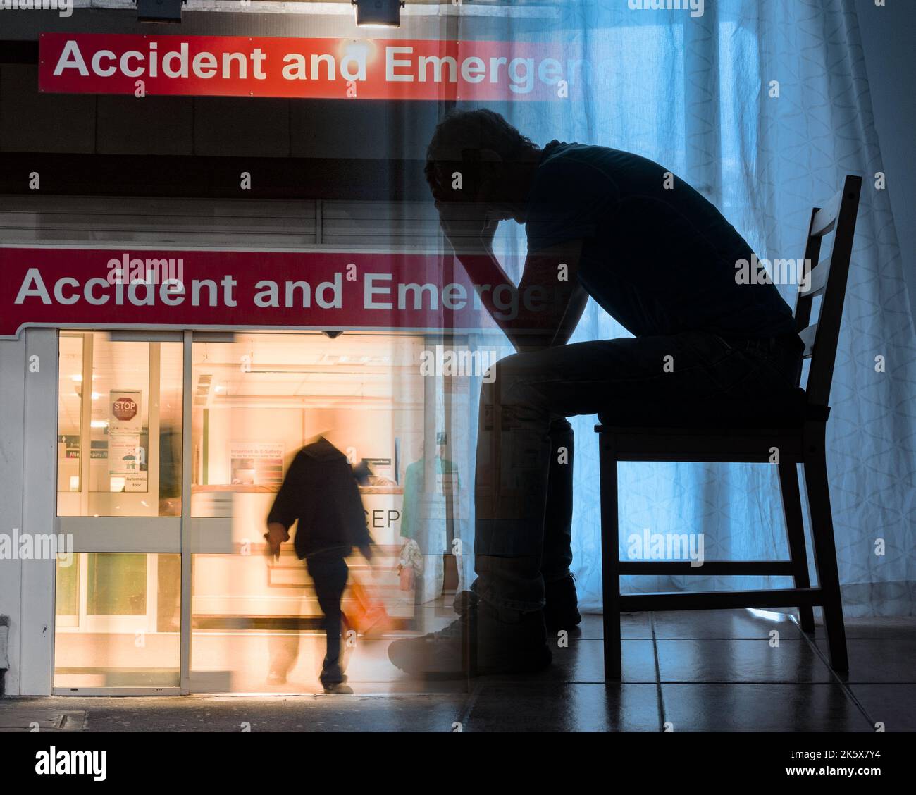 Hospital NHS Accidentes y entrada de emergencia con imagen de hombre con la cabeza en las manos. Un doctor muy trabajado, estrés, salud mental, médicos... Concepto. Foto de stock