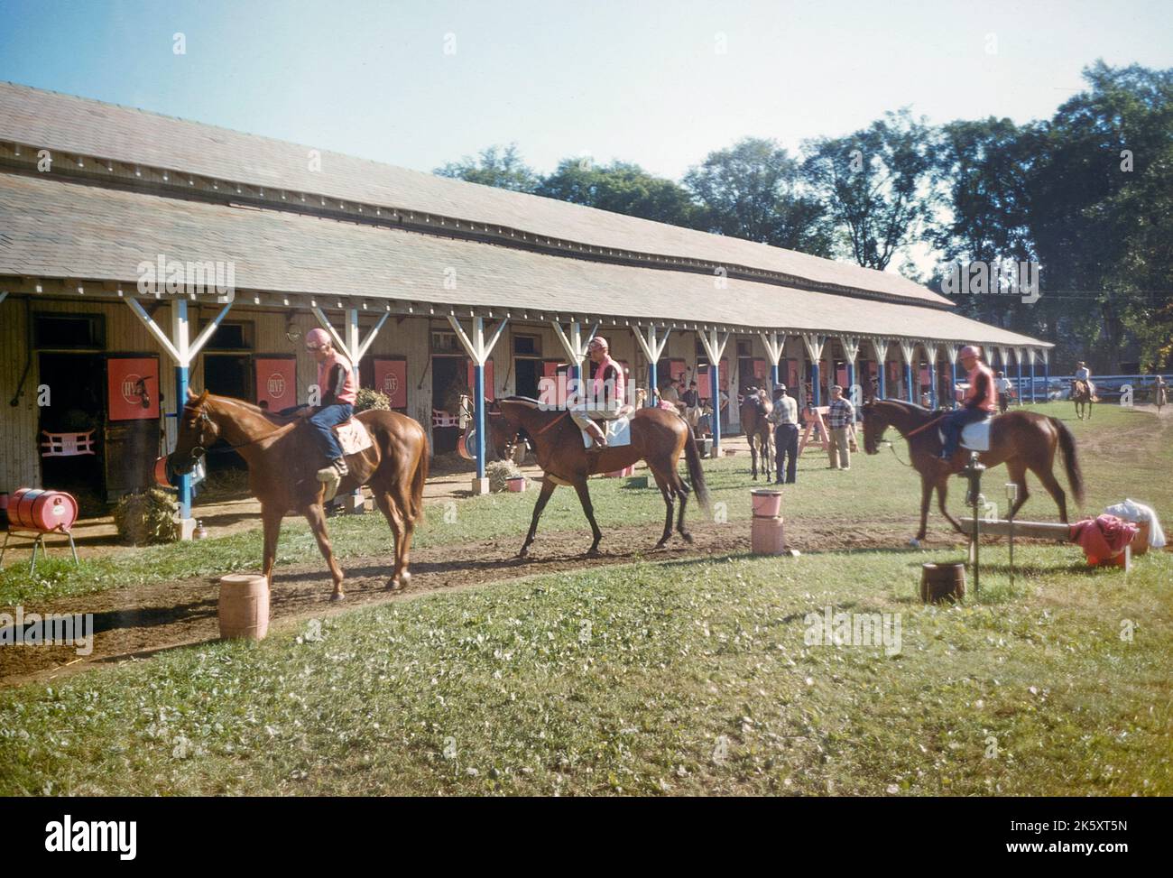 Jinetes en caballos, Saratoga Race Course, Saratoga Springs, Nueva York, EE.UU., Colección Toni Frissell, agosto de 1960 Foto de stock
