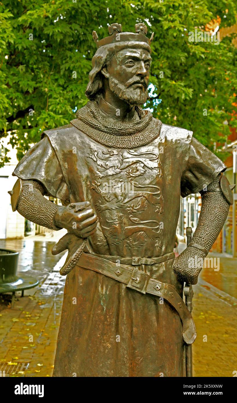 Estatua del rey Juan, centro de la ciudad de Kings Lynn, Norfolk, escultura de Alan Beattie Herriot, 2016, erigida para conmemorar el 800th aniversario de su muerte Foto de stock