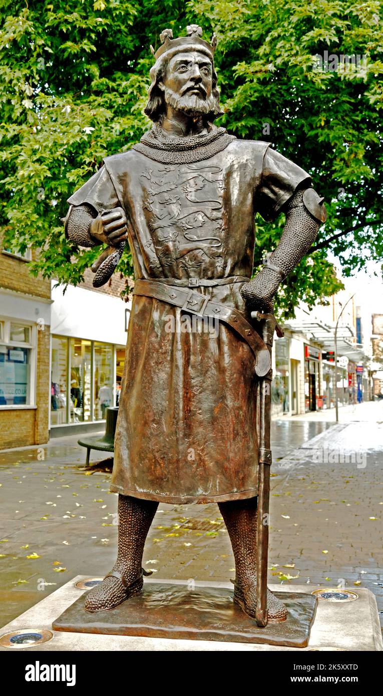 Estatua del rey Juan, centro de la ciudad de Kings Lynn, Norfolk, escultura de Alan Beattie Herriot, 2016, erigida para conmemorar el 800th aniversario de su muerte Foto de stock