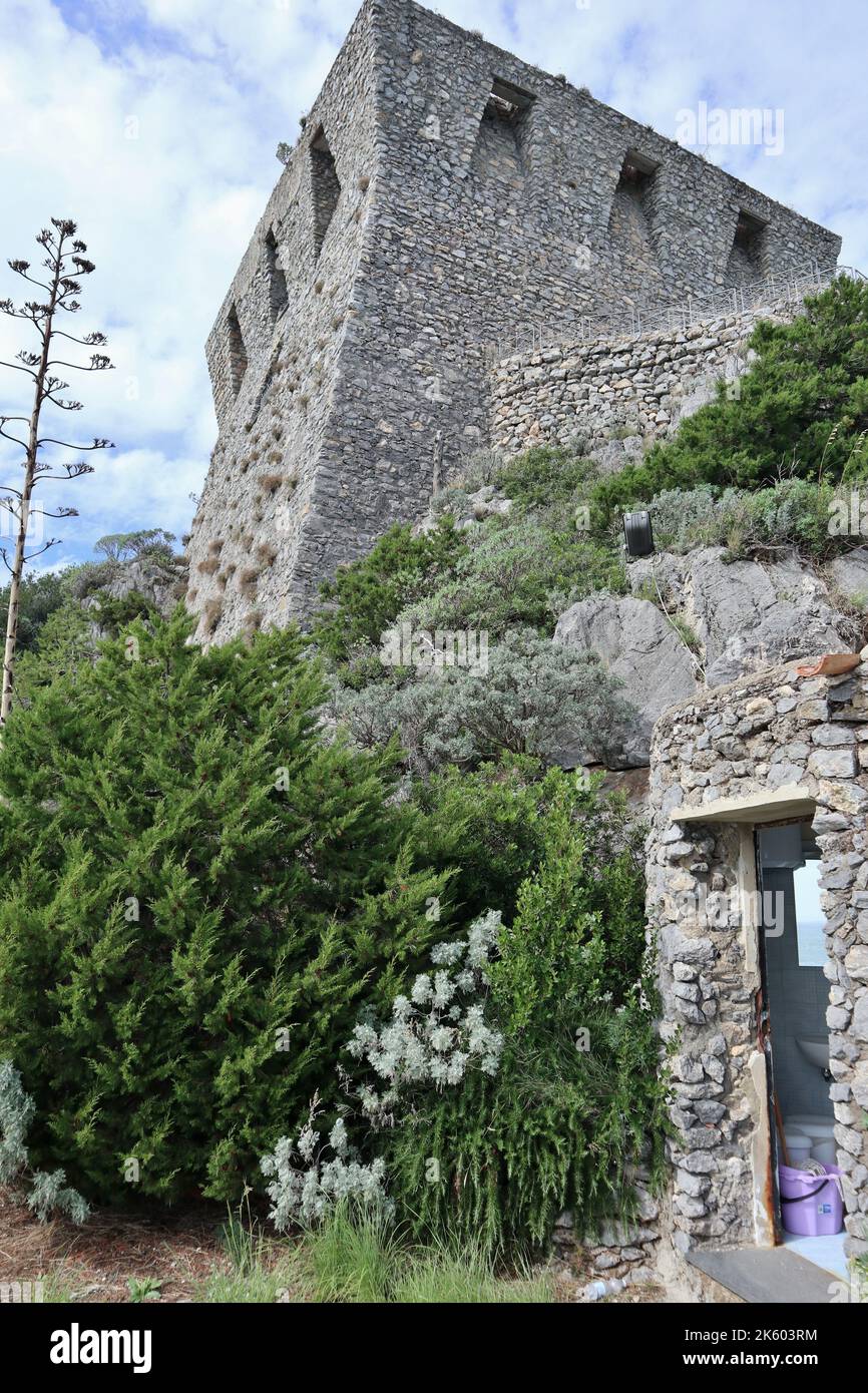 Conca dei Marini - Bagno pubblico sobre la Torre di Capo di Conca Foto de stock