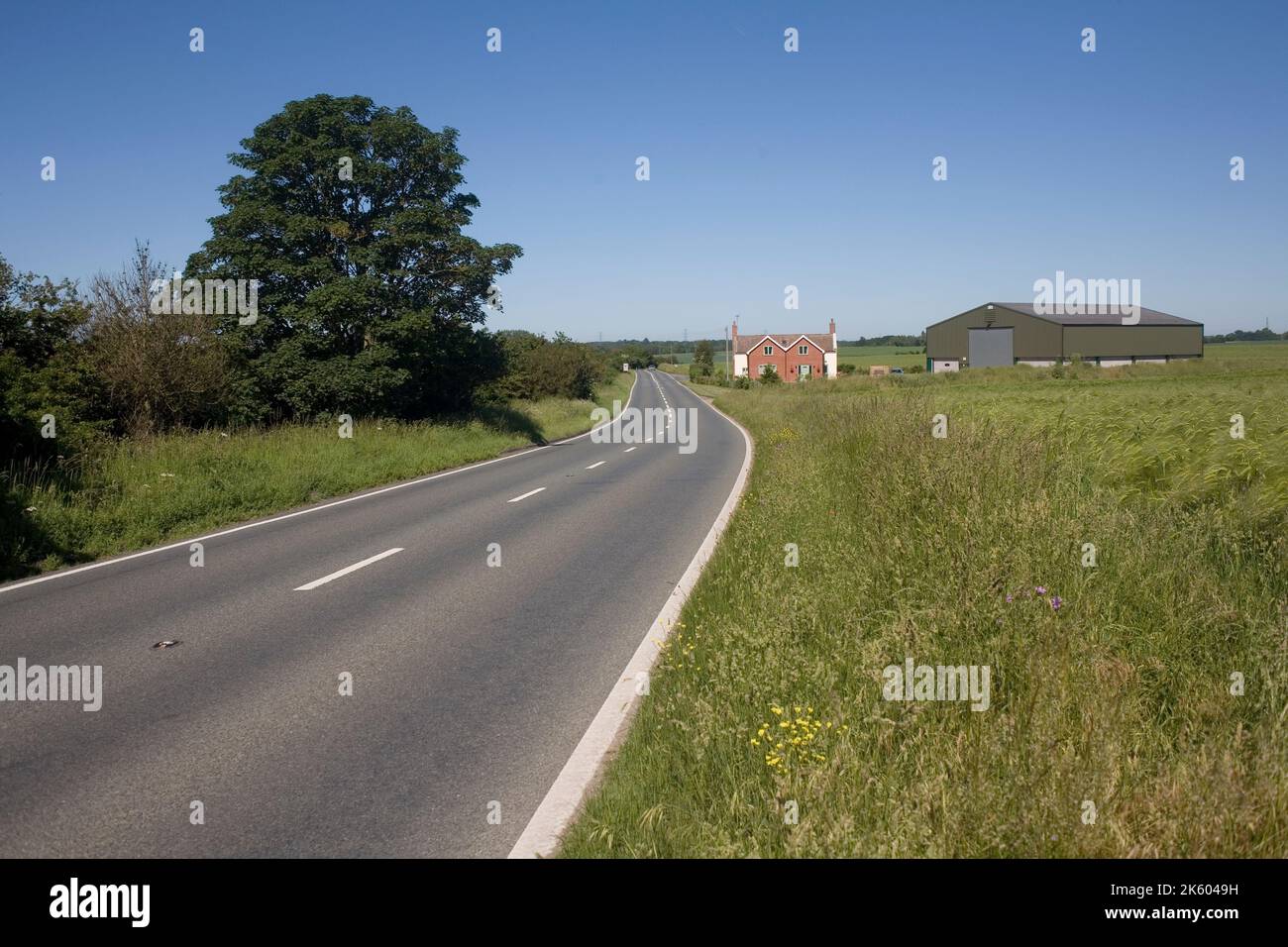 La carretera A1071 pasa a través de tierras de labranza cerca de Gerughton hasta el oeste de Ipswich en Suffolk Foto de stock