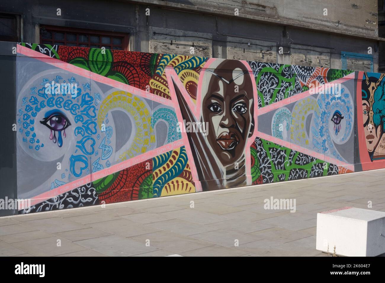 Mural inspirado en el movimiento de la materia de las vidas negras en el muelle en Ipswich Suffolk, Inglaterra Foto de stock
