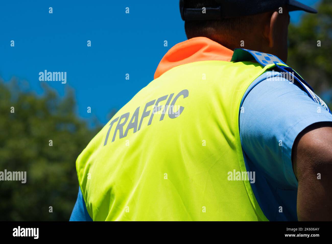 Traffic cop con chaqueta de alta visibilidad o chaleco primer plano en Sudáfrica Concepto de seguridad vial y control de tráfico Foto de stock