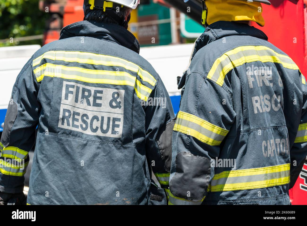 Personal de bomberos y rescate o trabajadores en una escena de emergencia con uniforme completo en Sudáfrica Foto de stock
