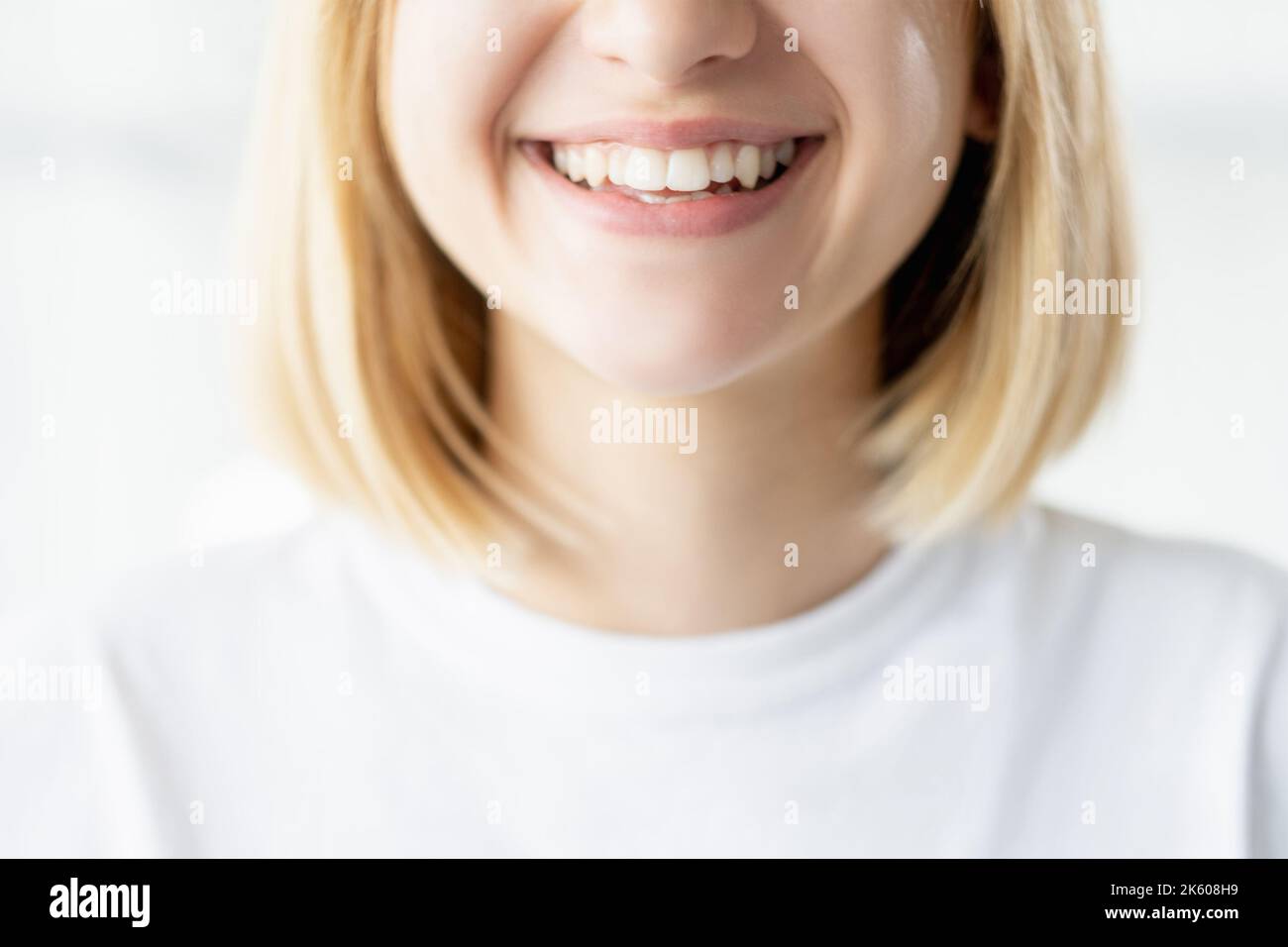 sonrisa saludable para el cuidado dental mujer cara dientes blancos Foto de stock