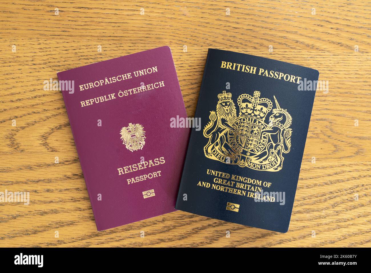 El Brexit ha impactado el estatus migratorio de las esposas y parejas de ciudadanos británicos en la UE. Un pasaporte británico y un pasaporte austriaco de la UE Foto de stock