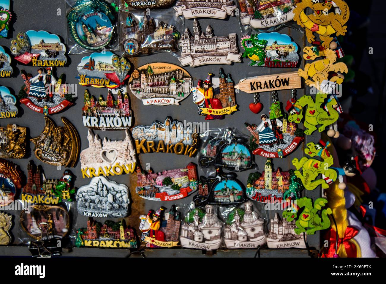 Cracovia, Polonia - 08 de octubre de 2022 Objetos decorativos y varios  regalos vendidos en una tienda de souvenirs, los turistas se llevan a casa  objetos decorativos típicos de Polonia Fotografía de stock - Alamy