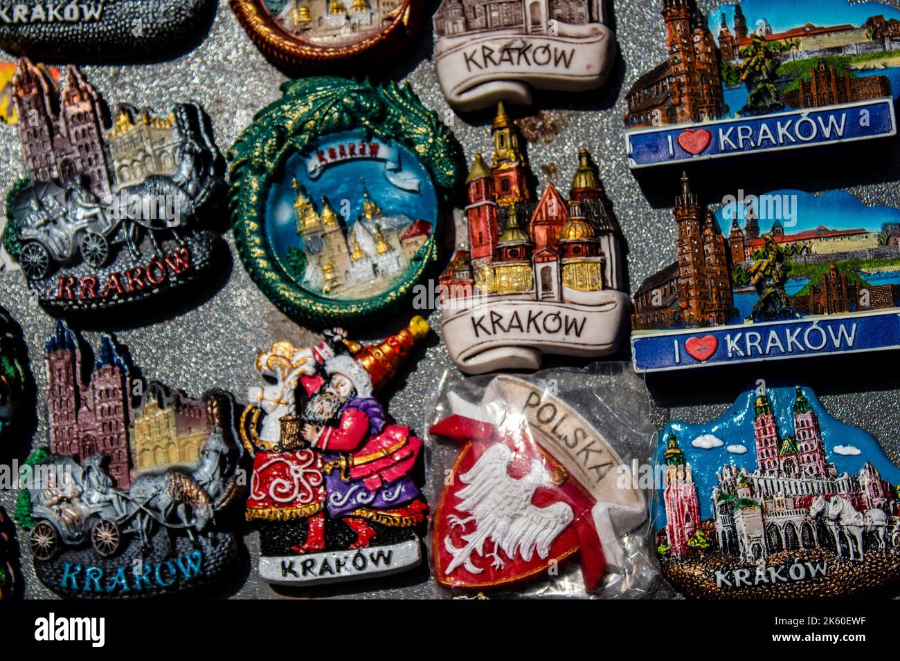Cracovia, Polonia - 08 de octubre de 2022 Objetos decorativos y varios  regalos vendidos en una tienda de souvenirs, los turistas se llevan a casa  objetos decorativos típicos de Polonia Fotografía de stock - Alamy