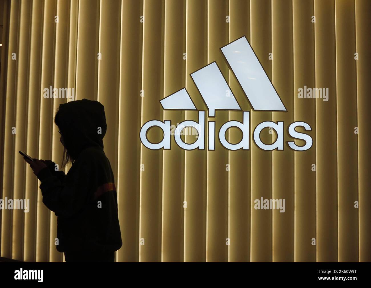 techo Lingüística En el nombre Adidas logo beijing china fotografías e imágenes de alta resolución - Alamy