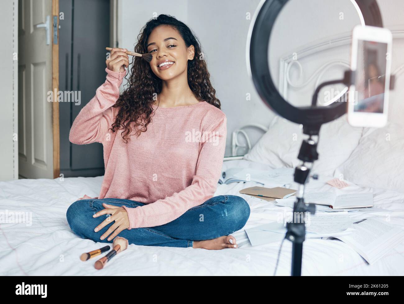 Influencer, maquillaje y teléfono para la belleza en las redes sociales para el tutorial, la educación y el cuidado de la piel. Mujer, video y cosméticos en línea con tecnología para el Influencer, maquillaje y teléfono para la belleza en las redes sociales para el tutorial, la educación y el cuidado de la piel. Mujer, video y cosméticos en línea con tecnología para el