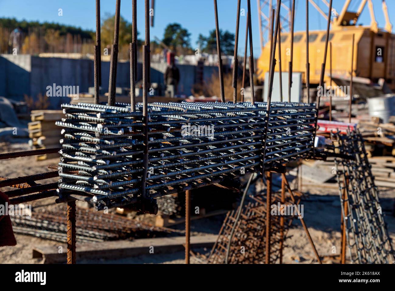 Accesorios de construcción en el lugar de construcción. Estructura de barras de hormigón reforzado de acero para hormigón. Sitio de construcción de edificios de varios pisos Foto de stock